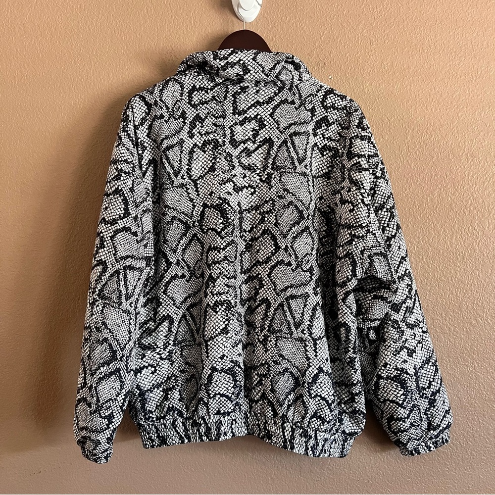 Urban Outfitters Snakeskin Pattern Full Zip Jacket Size Medium - Picture 4 of 8